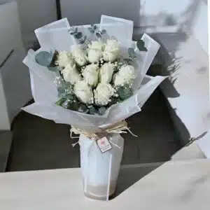 10 white roses bouquet